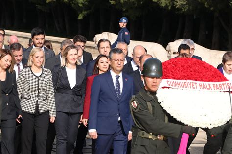 CHP lideri Özgür Özel, PM ve YDK üyeleriyle Anıtkabir’i ziyaret etti